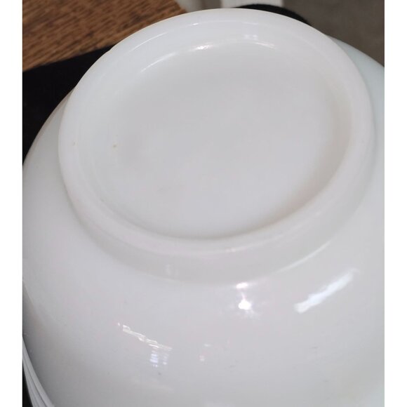 Pyrex Ribbed Mixing Bowl #37 with Spout White Milk Glass - Picture 7 of 8